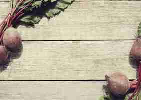 Free photo beetroot on wooden table