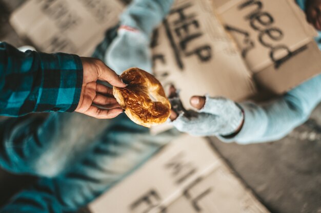 빵을 건 사람과 다리 아래에서 구걸.