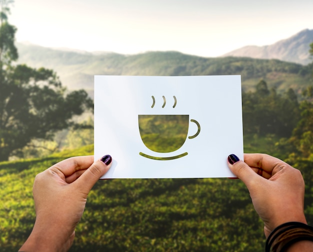 Foto gratuita inizio nuova giornata con carta perforata in tazza di caffè