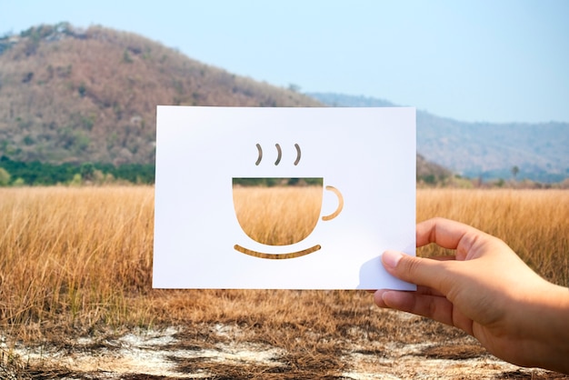 Foto gratuita inizio nuova giornata con carta perforata in tazza di caffè