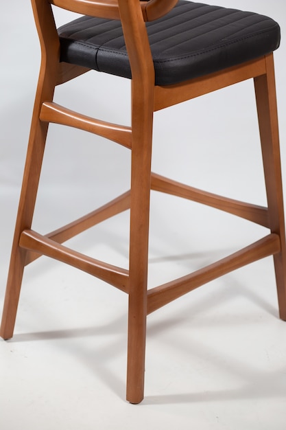 無料写真 白い背景で隔離の木製の椅子の後ろのショット