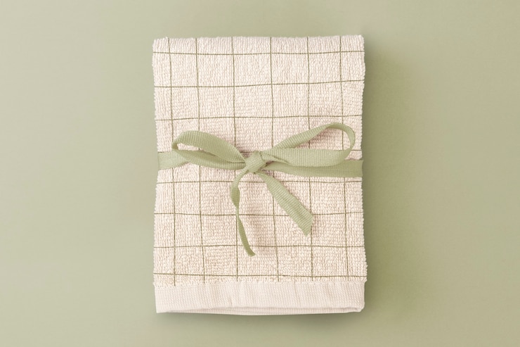 Free Photo beige bath towel in organic cotton