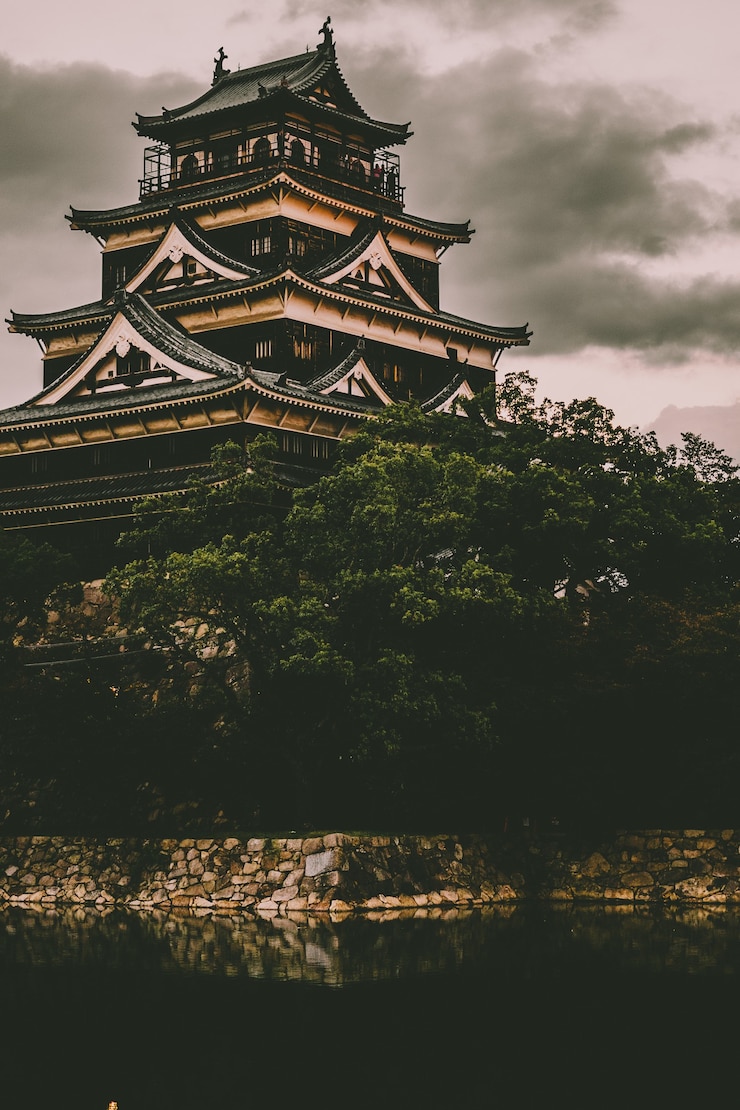 ベージュと黒のコンクリートアジア寺院