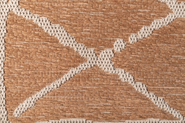Foto gratuita tappeto in cotone intrecciato beige con ornamento geometrico a strisce orizzontali incrociate