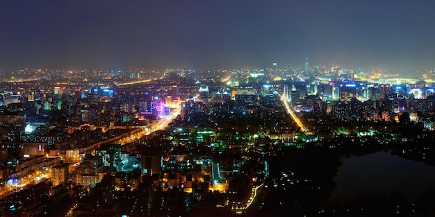 Пекин ночью с высоты птичьего полета с городскими зданиями.
