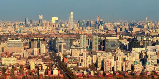 Вид с воздуха на закат в Пекине с городскими зданиями.