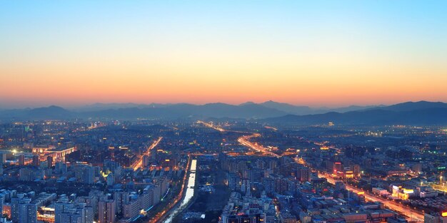 都市の建物と北京の夕日の空撮。
