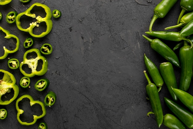 Foto gratuita peperone verde affettato e piccante fresco verde del peperone dolce su fondo grigio