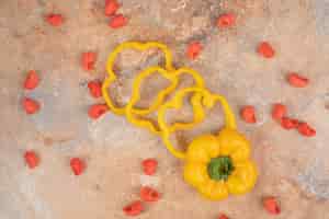 Foto gratuita fette di peperone e pasta rossa su sfondo arancione