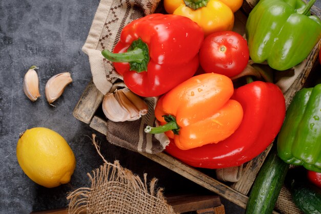 Bell peppers with lemon and garlics.