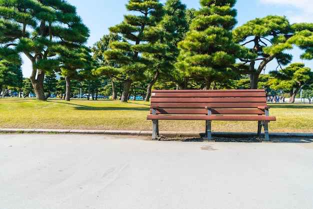 秋の公園のベンチ