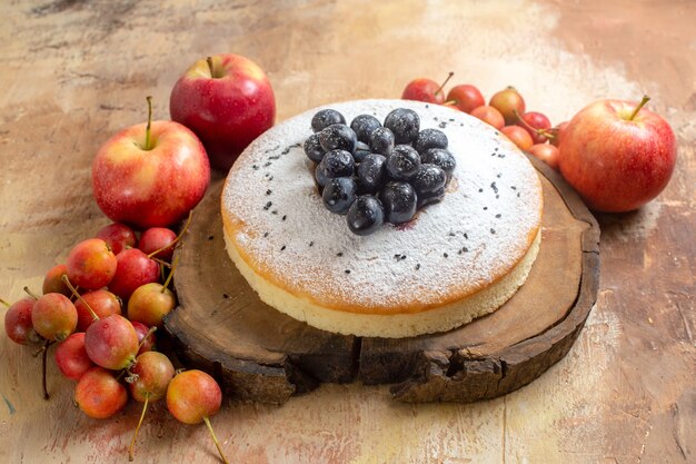 열매 나무 보드에 포도와 식욕을 돋우는 케이크 사과와 열매