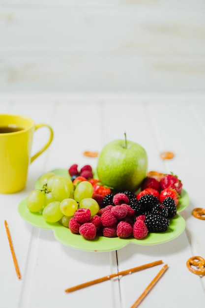 Free photo berries and apple for breakfast