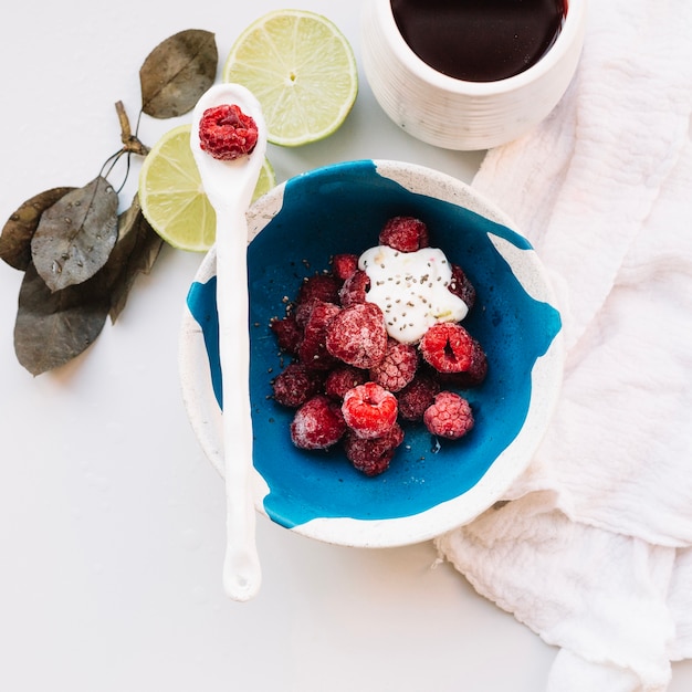 Free photo berries with creamy sauce