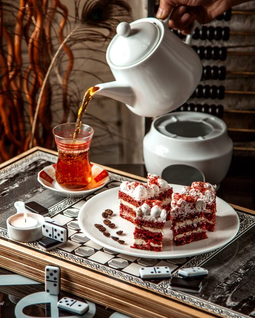 Torta di bacche con vista laterale del tè