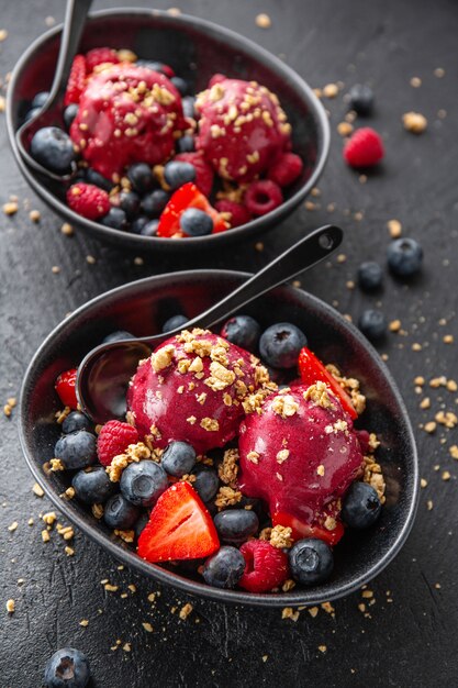 皿の上の果実のさわやかなアイスクリームスクープ