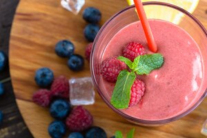 Free photo berry smoothie with mint, blueberry and raspberry