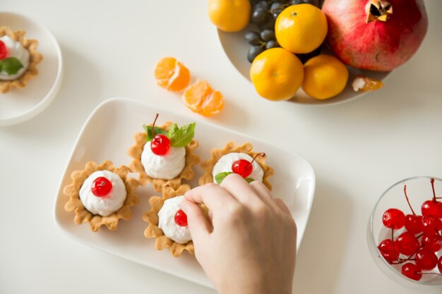 夕食のテーブルで提供されるベリーのタルトレット