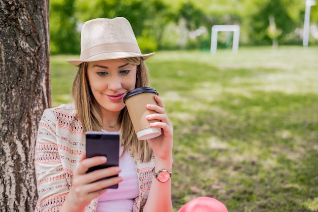 Il caffè migliore per andare! ragazza sorridente azienda tazza di caffè e s