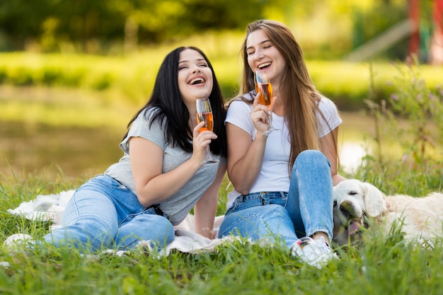 Foto gratuita migliori amici che bevono accanto a un cane