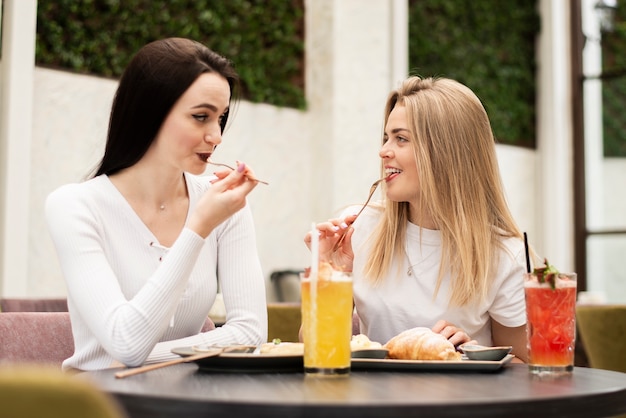 レストランで食事をする親友