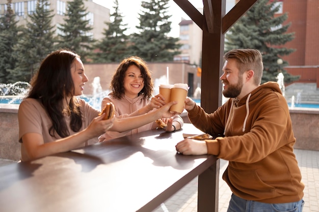 Foto gratuita migliori amici che mangiano cibo da strada