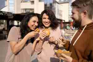 Foto gratuita migliori amici che mangiano cibo da strada