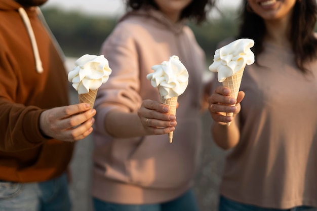 야외에서 길거리 음식을 받고 가장 친한 친구