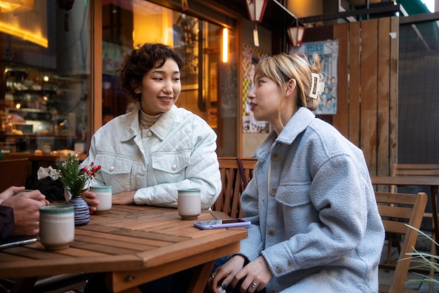 Free photo best friends hanging out at a restaurant