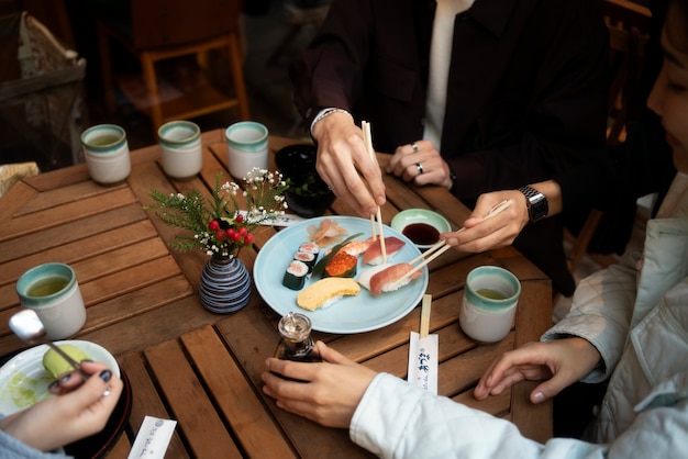 Foto gratuita migliori amiche che escono al ristorante