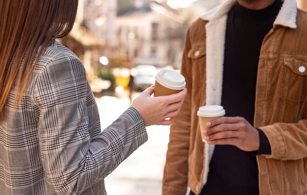 一杯のコーヒーを楽しみながらぶらぶらしている親友