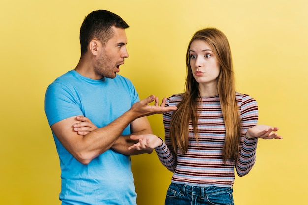 Foto gratuita le migliori amiche hanno una discussione