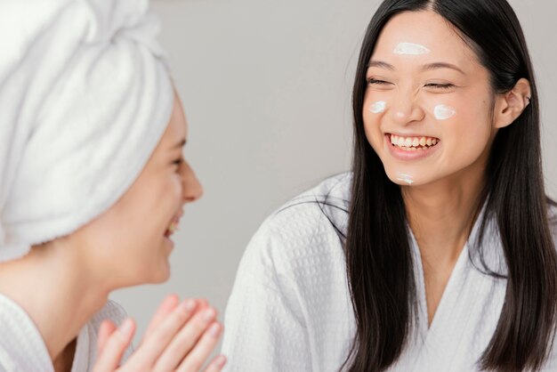Free photo best friends having a beauty treatment at home