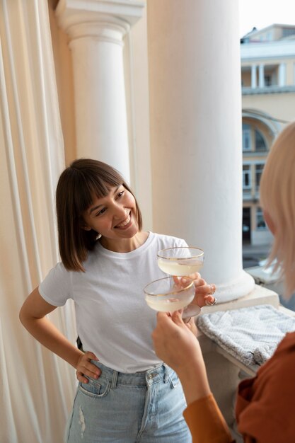 楽しんで、いくつかの飲み物を楽しんでいる親友