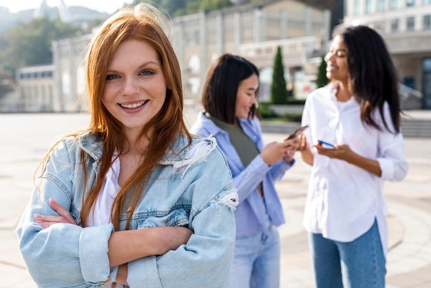 Free photo best friends having fun together outside