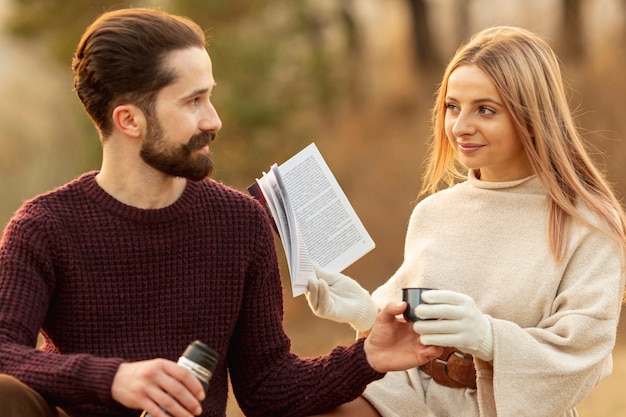 Foto gratuita migliori amiche che si guardano fuori