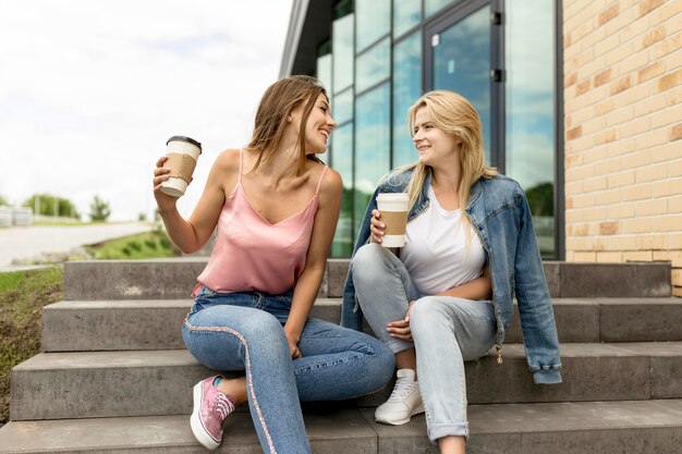 Foto gratuita i migliori amici si guardano mentre chattano