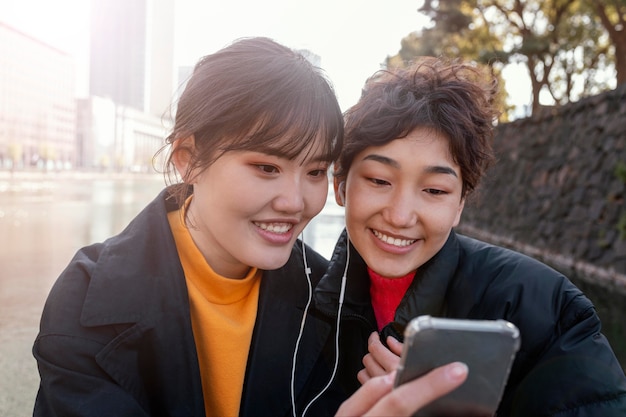 무료 사진 야외에서 함께 시간을 보내는 가장 친한 친구