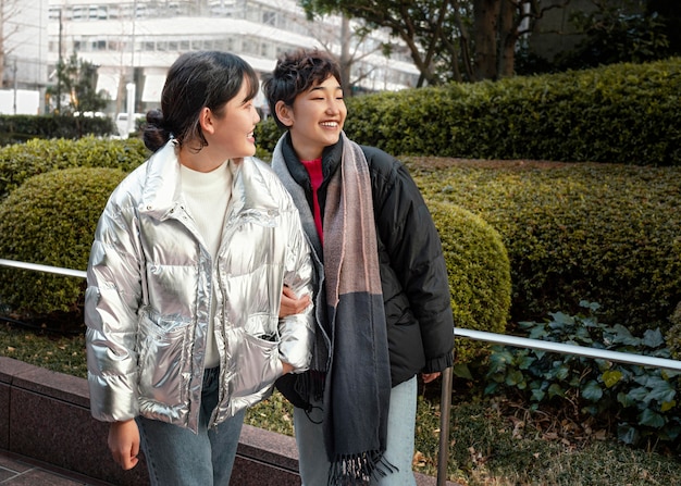 一緒に時間を過ごす親友