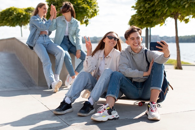 Migliori amici che si fanno un selfie insieme all'aperto