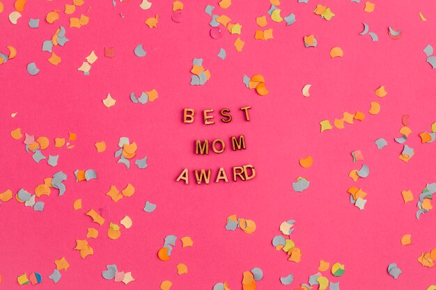 Best mom award title among confetti