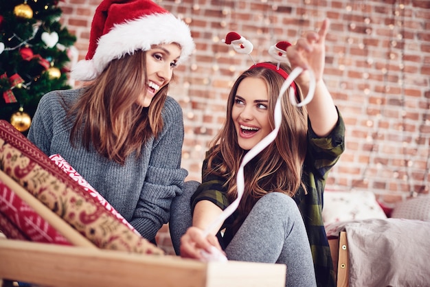 Free photo besties  packaging a christmas present