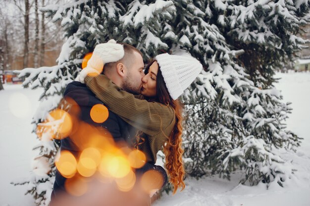 그녀의 남편과 함께 겨울 공원에서 아름 다운 여자