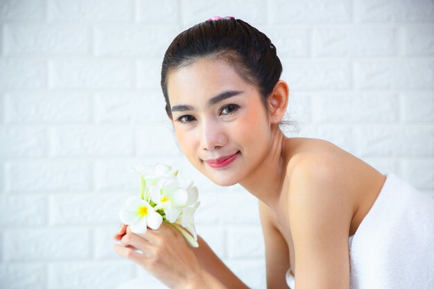 Free photo beutiful woman with spa massage