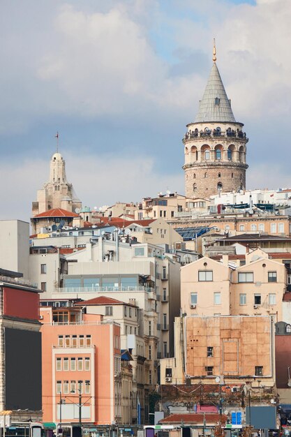 터키 이스탄불의 베요글루(Beyoglu) 지구 역사적 건축물과 갈라타 타워(Galata tower) 중세 랜드마크