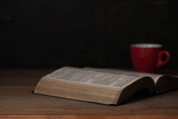 Foto gratuita bibbia e una tazza di caffè per la mattina