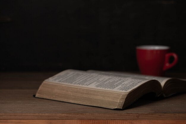 Библия и чашка кофе на утро