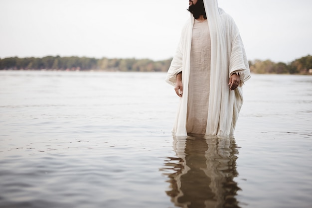 Escena bíblica: Jesucristo de pie en el agua.