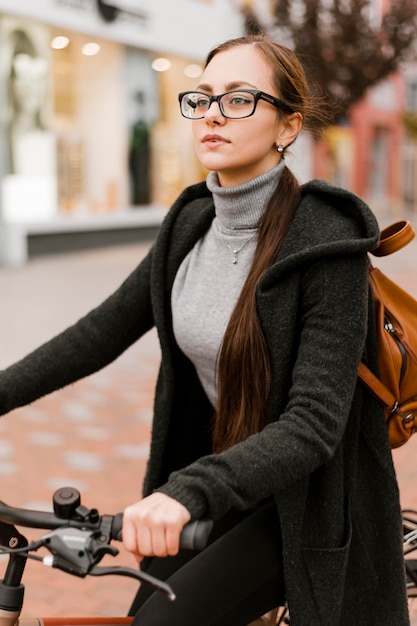 Велосипед альтернативный транспорт и женщина езда