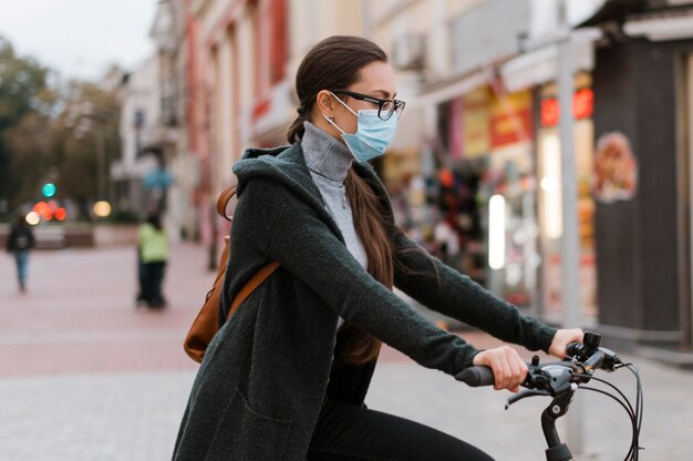 자전거 대체 교통 및 마스크를 착용하는 여자
